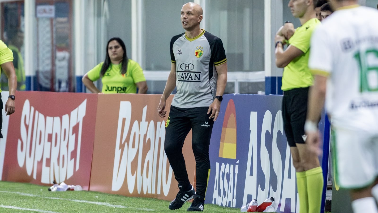 Após bater na trave pelo acesso, Higo Magalhães é demitido do Brusque