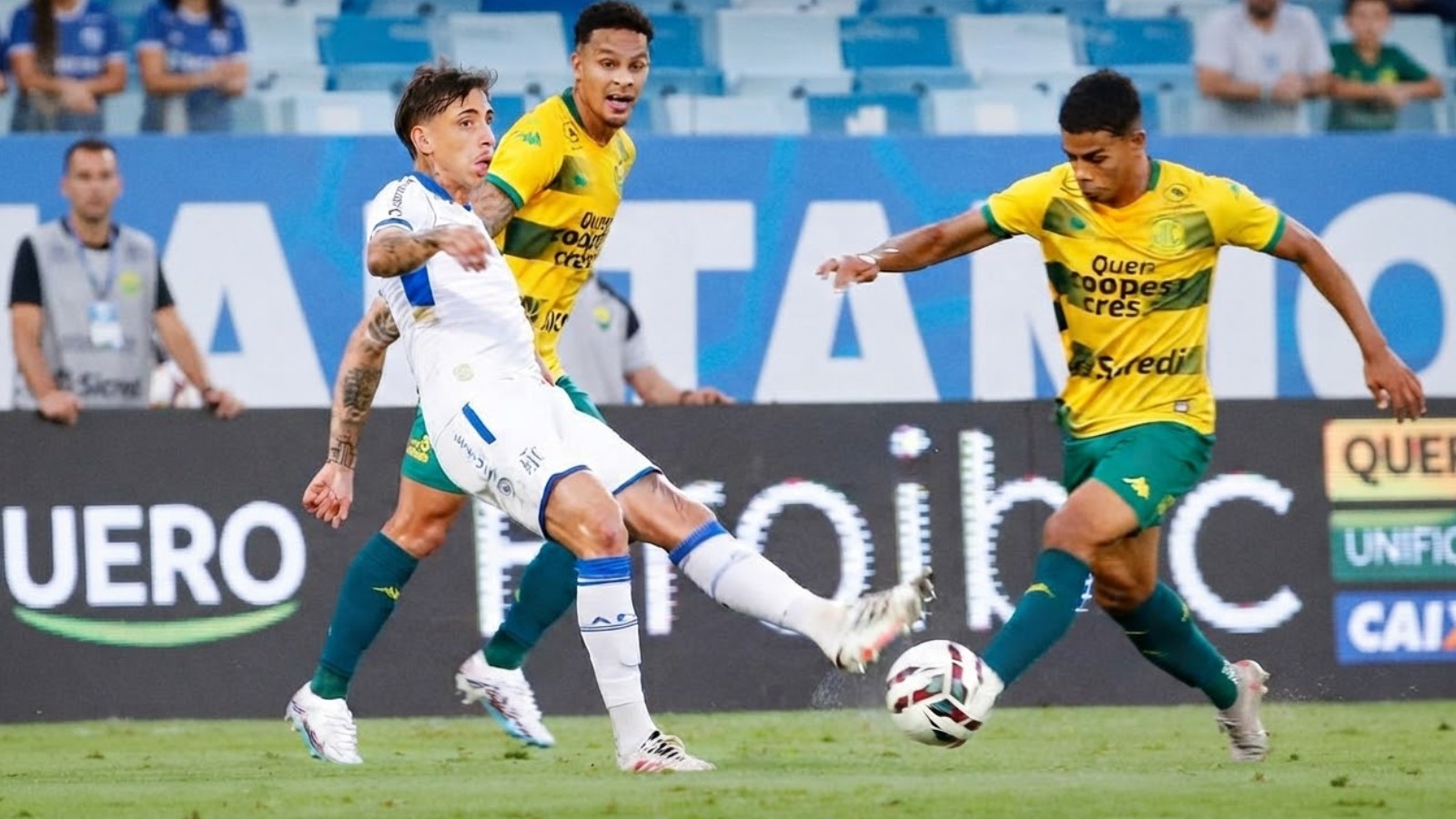 Avaí conquista vitória heroica contra o Cuiabá e respira na série B